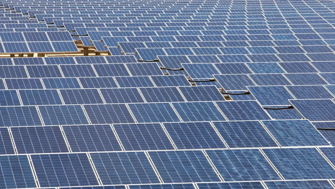 La energía solar supera por primera vez a la nuclear en generación instantánea en España durante unos minutos